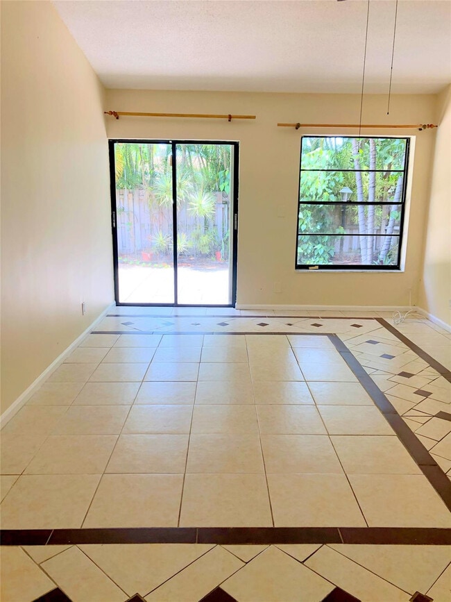 Building Photo - 71 Laredo Ln