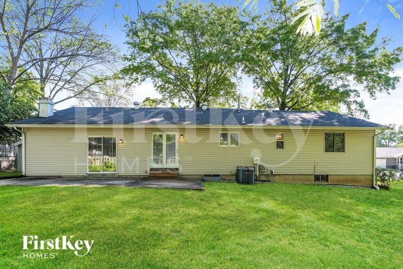 Building Photo - 125 Lake Point Dr