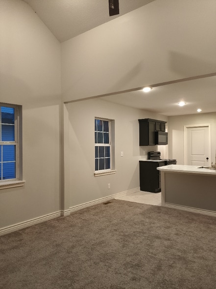 Building Photo - 124 S Green St