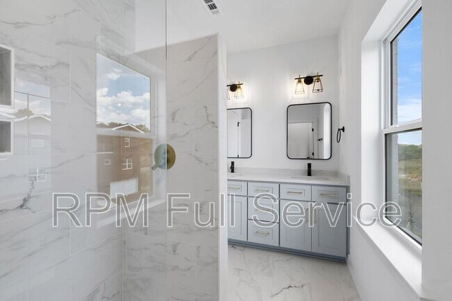 Building Photo - 1241 N Avondale Cir