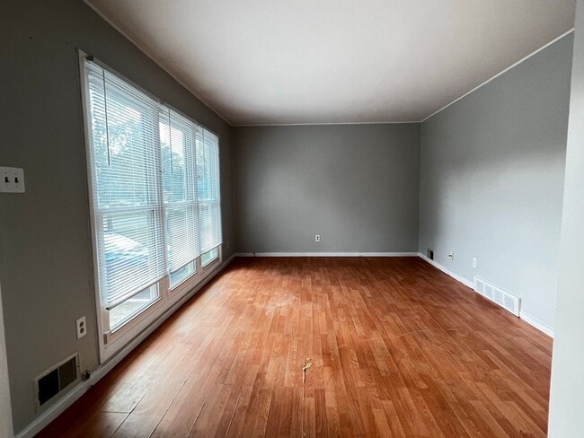 Building Photo - 3BR 1BA in Shady Lane - Covered Rear Porch and Covered Parking