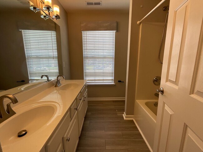 Building Photo - Half Off First Month's rent if you move in by July 31st, Spacious & Elegant 4 BR / 2.5 BA High Po...