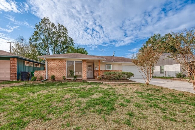 Building Photo - 4923 Poinciana Dr