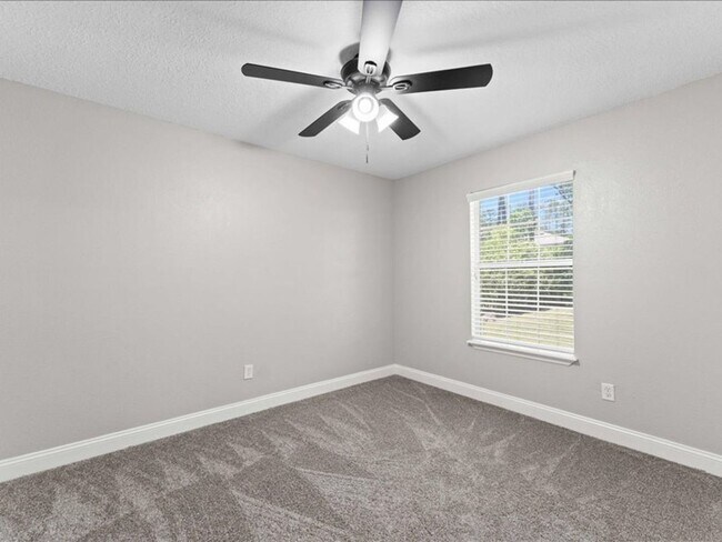Building Photo - Charming 3 Bedroom Renovated Retreat: Cozy...