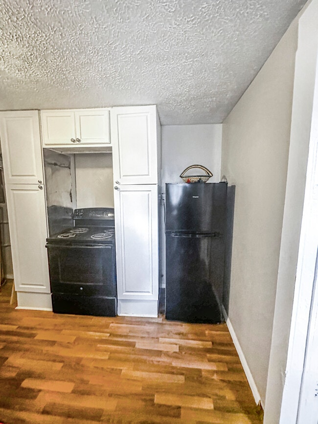 Building Photo - 210 Thurston Ave