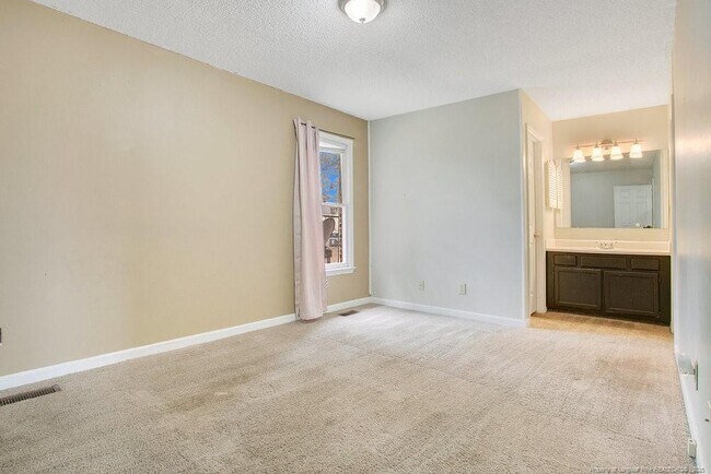 Building Photo - 5319 Thackeray Dr