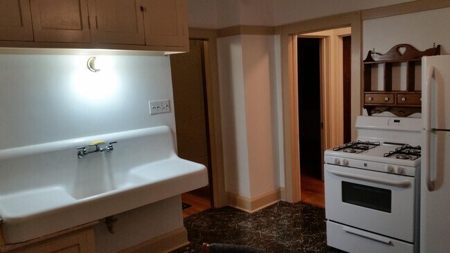 Building Photo - 2630 N 59th St