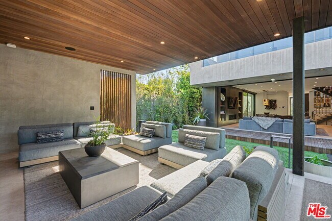 Building Photo - 418 N Sweetzer Ave