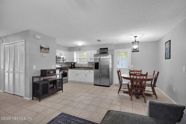 Building Photo - 648 W Oliver St