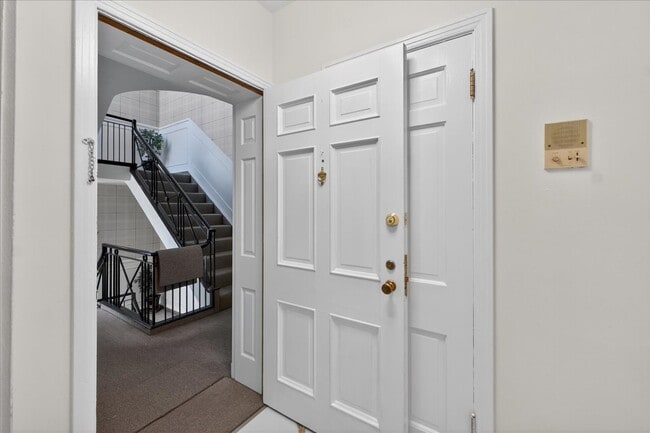 Building Photo - 923 S Hanley Rd