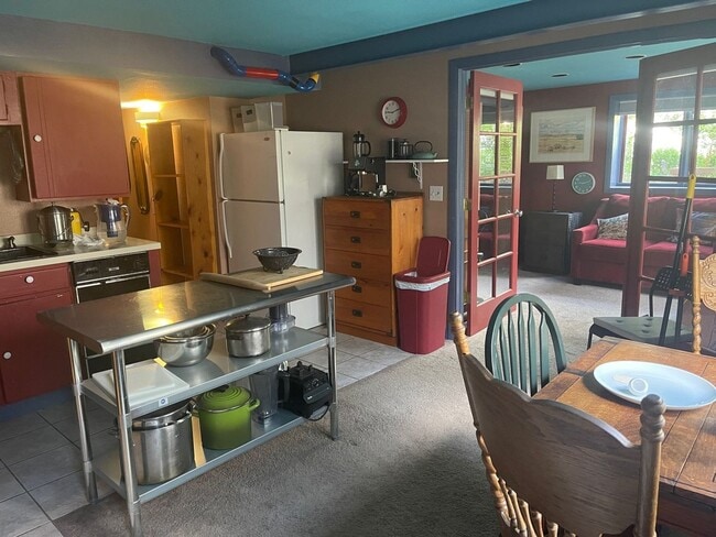 Building Photo - Furnished 2 Bedroom Garden Level Apartment in Upper Table Mesa Near Bear Creek Park