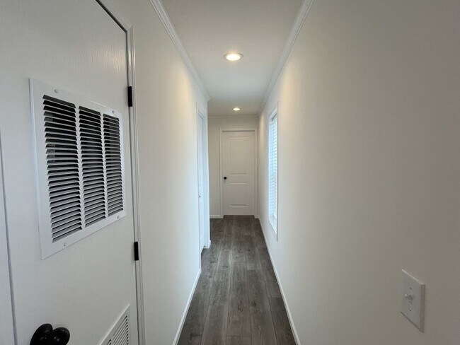 Building Photo - 9 Swan Ln