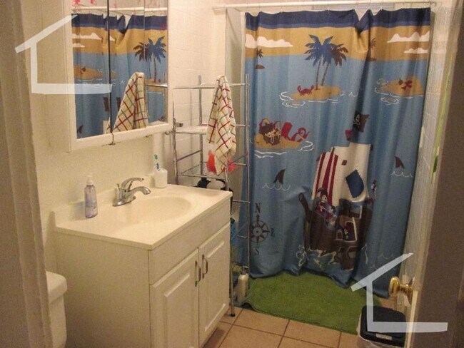 Building Photo - South Huntington 3-Bed