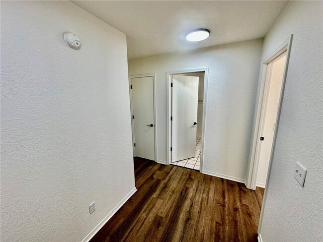 Building Photo - 1242 SW Elm Tree Rd