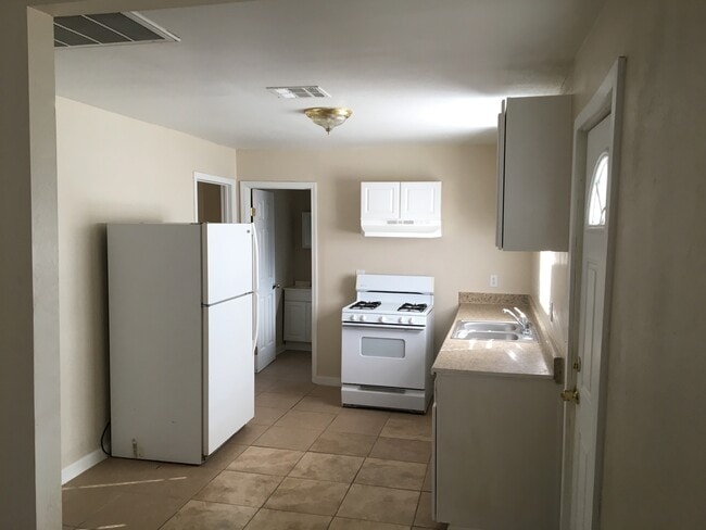 Building Photo - 132 Hopkins Ave