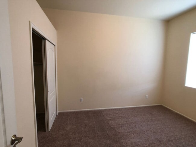 Building Photo - Well-Maintained 3-Bedroom Townhome with 2-Car Garage in Desirable Location!