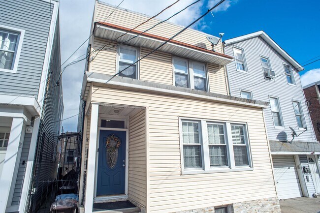 Building Photo - 428 69th St