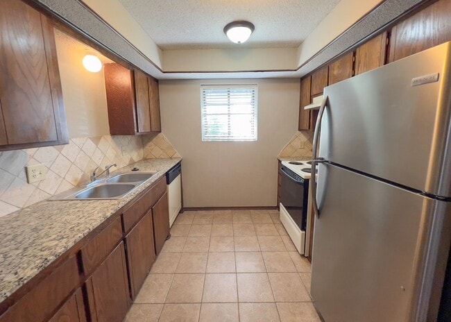 Building Photo - Sweet Duplex in Edmond!
