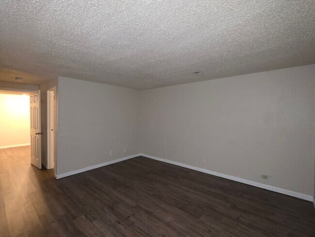 Building Photo - Great 3 Bedroom Townhouse In Aurora!