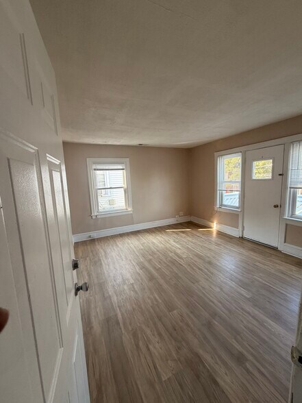 Building Photo - 204 W 35th St