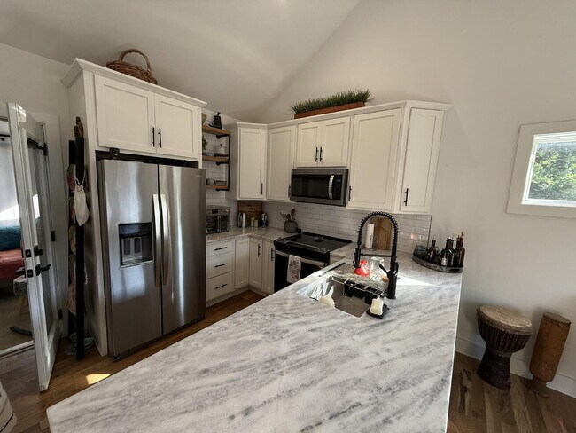 Building Photo - Secluced 800 Sq Ft 1-Bed Gem in Nashville’...