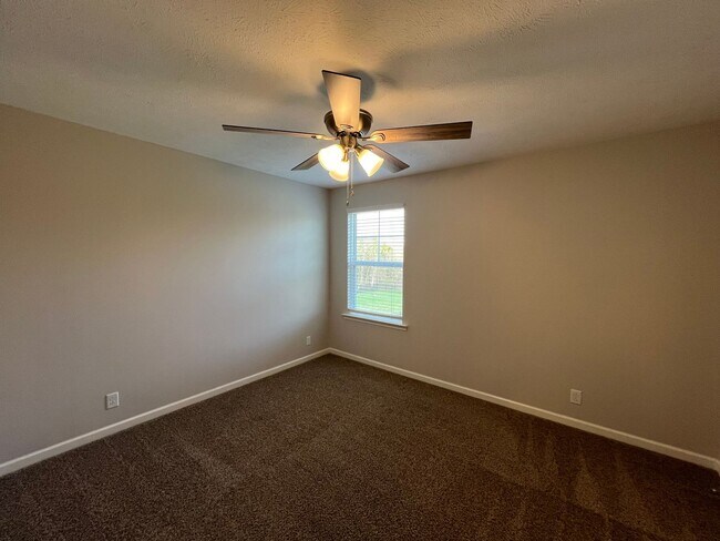 Building Photo - Move-in Special! Available Immediately! Gorgeous 4 Bedroom 3 Bath in Creeksbend Subdivision