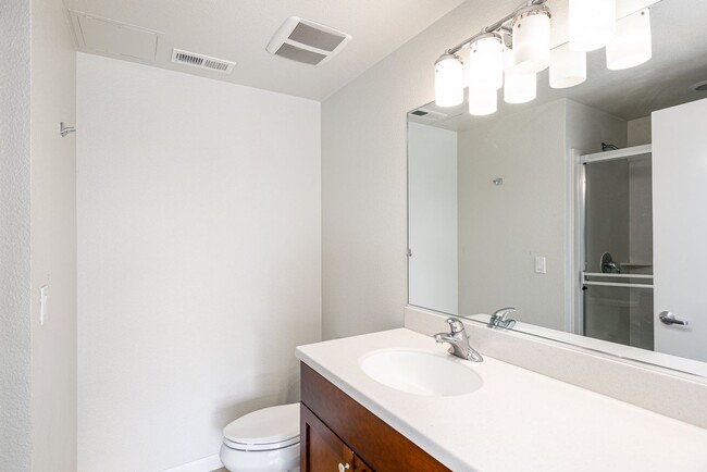 Building Photo - Beautiful Emeryville Townhouse!