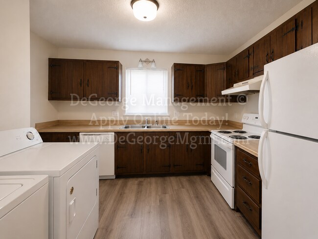 Building Photo - 2 Bedroom 1 Bath Ranch Apartment Home with washer dryer hookups for rent in Newark, NY