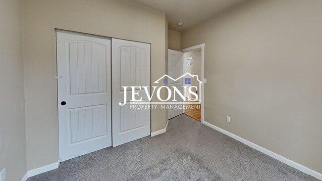 Building Photo - Spacious 5-bedroom home in a great community with 2-car garage, washer and dryer, just minutes fr...