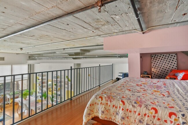 Building Photo - 156 Porter St