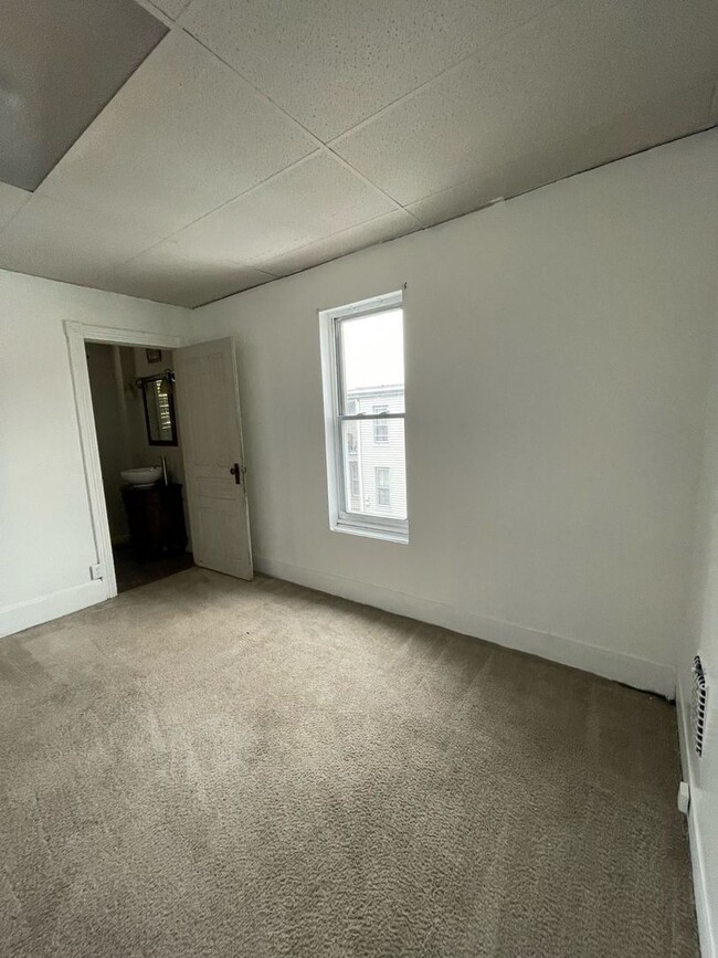 Building Photo - Spacious 3/4 Bedrooms Apartment