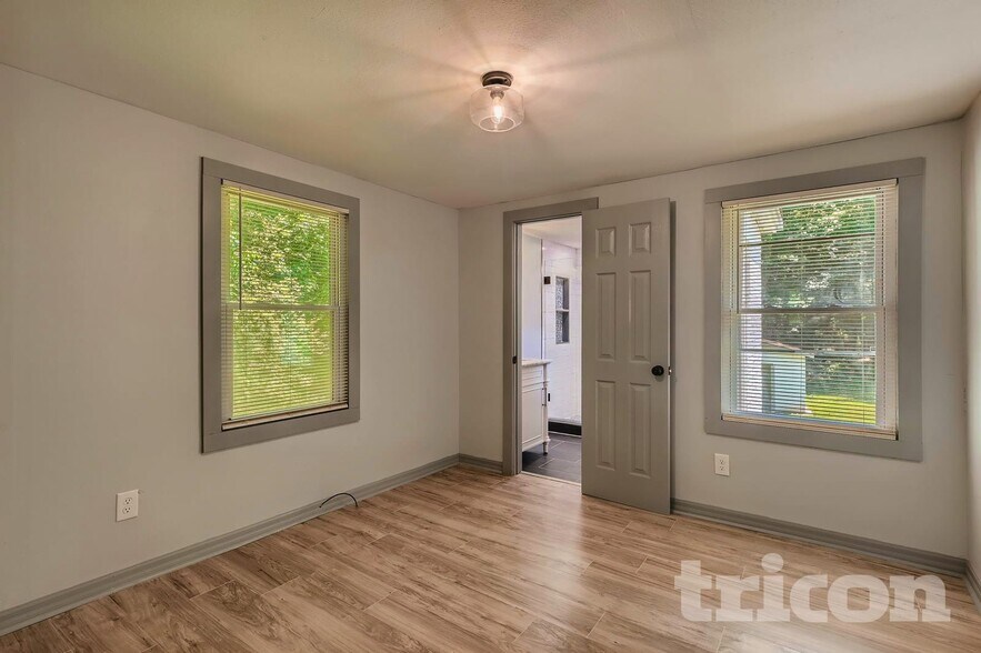 Building Photo - 11 Swan Dr