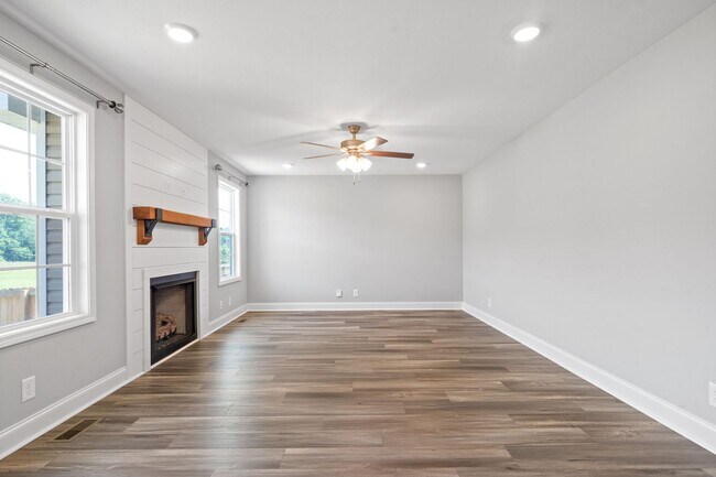 Building Photo - Beautiful Home Close to Fort Campell Ready for You to Make New Memories In