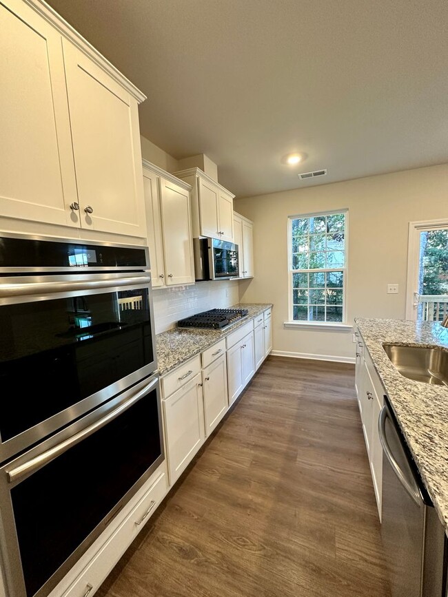 Building Photo - Elegant Townhome located in Ballantyne!