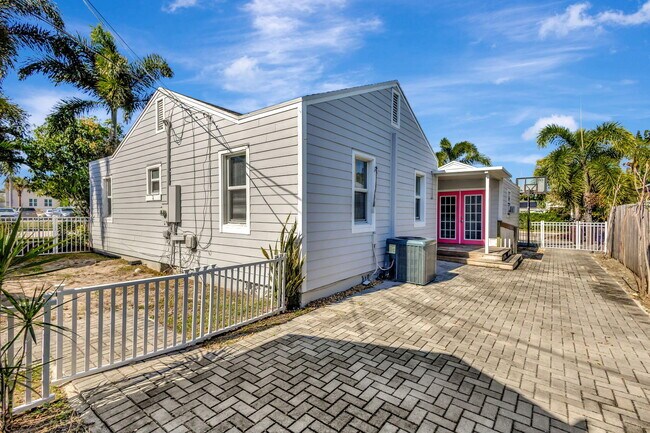 Building Photo - 736 Rockland Dr