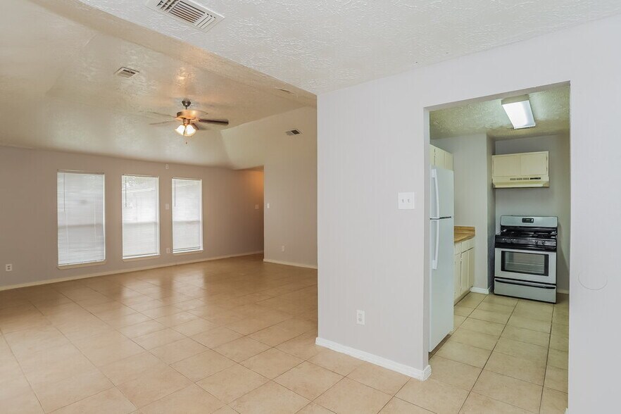 Building Photo - 2010 Quail Pl Dr