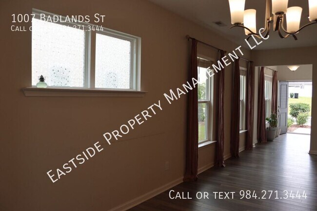 Building Photo - 1007 Badlands St