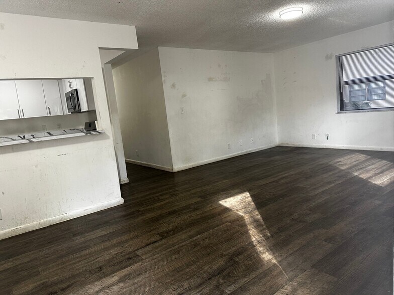 Building Photo - 10875 NW 45th St