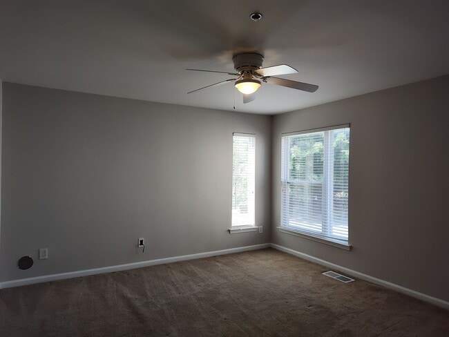 Building Photo - Move in Ready Condo located in The Renaiss...