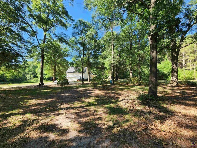 Building Photo - 225 Sandbed Rd