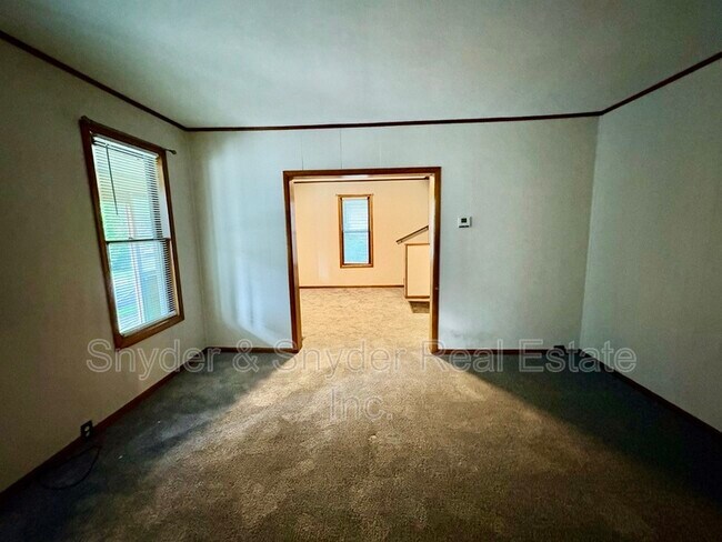 Building Photo - 391 E Voris St