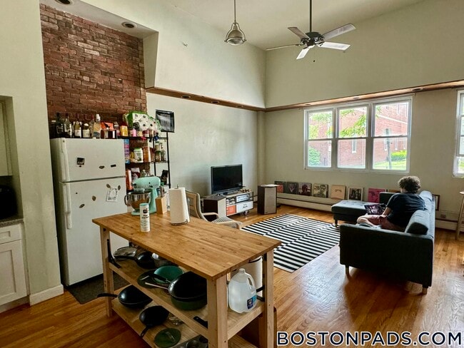 Building Photo - 108 Central St