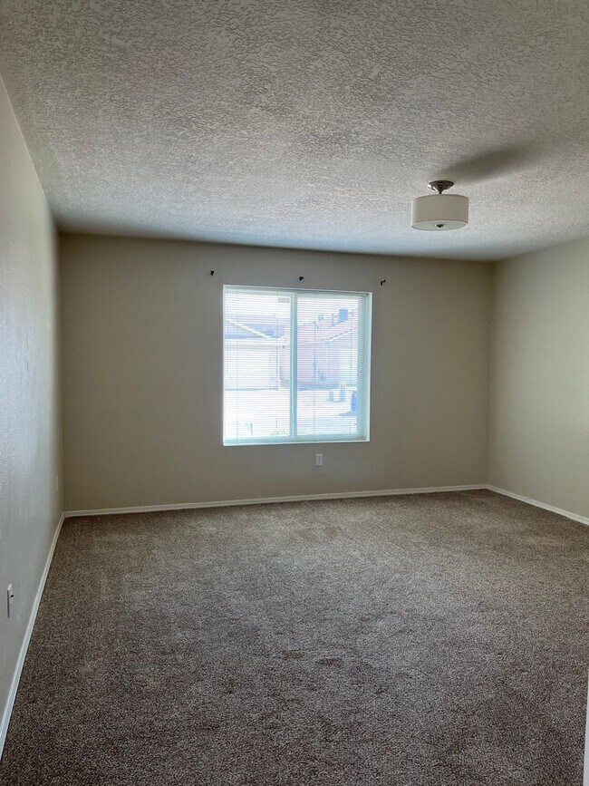 Building Photo - Fabulous 3 Bedroom Rental