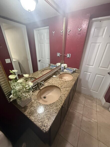 Building Photo - 7821 Hope St