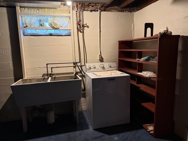 Building Photo - 396 Wellesley Ave