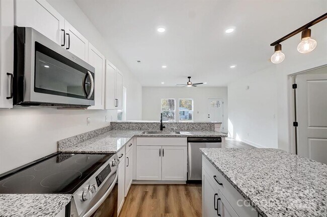 Building Photo - 67 Woodsdale Pl SE