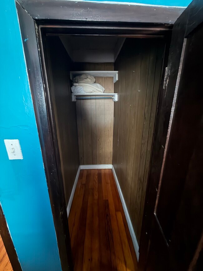 Building Photo - 612 Cherry St