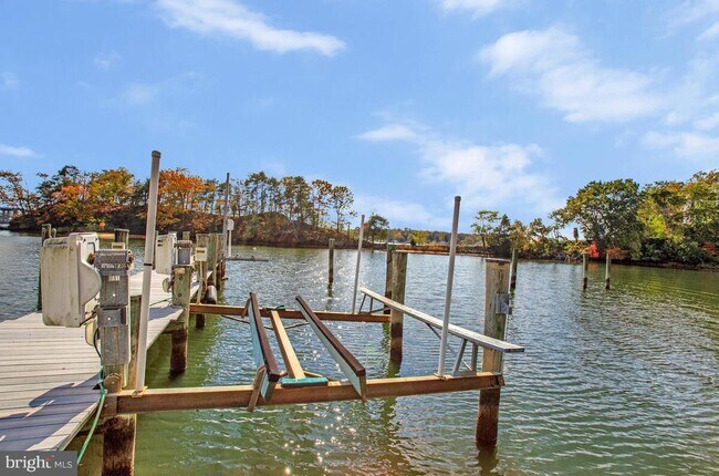 Building Photo - 125 Island View Dr