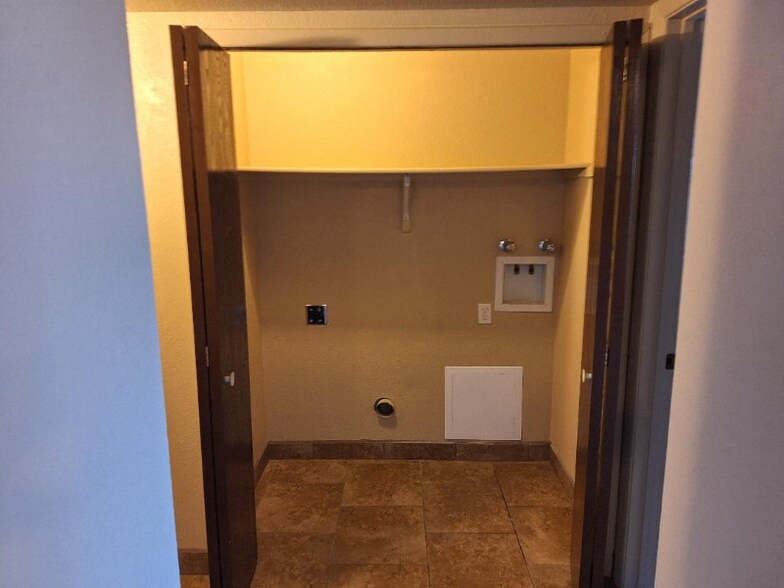 Building Photo - 454 Drake Ct