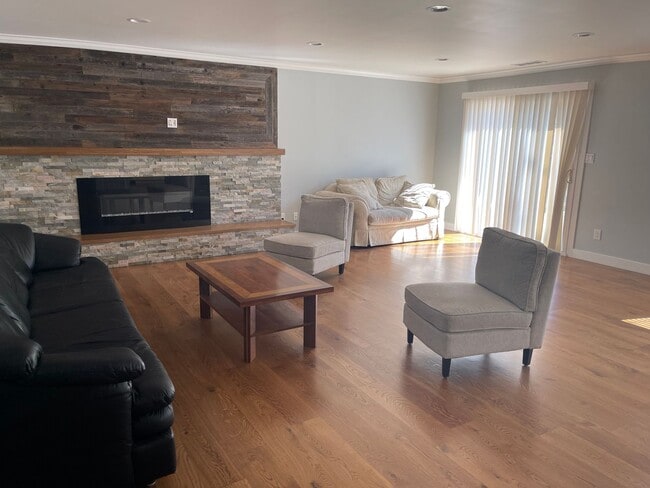 Building Photo - 4 Bedrooms in College Greens